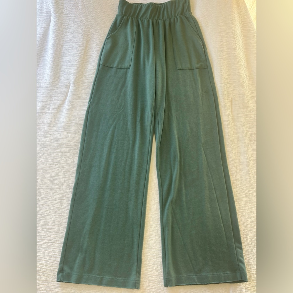 Green Savvi wide leg sweatpants. Great condition. Soft and comfortable.